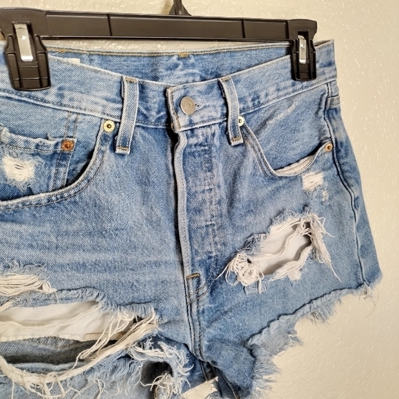 Levi's x Aritzia 501 distressed denim button fly shorts sz 26 - Picture 8 of 10